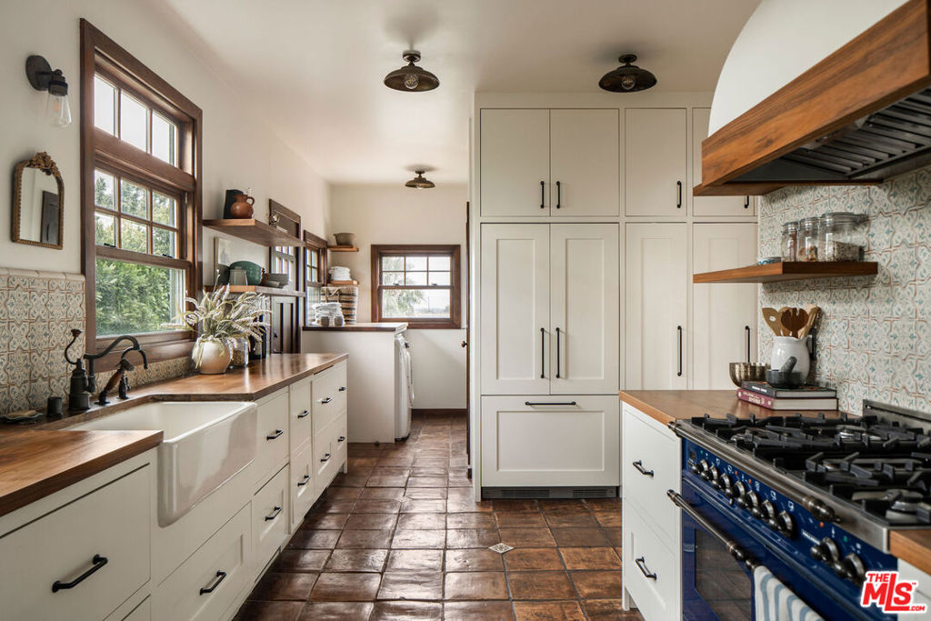 4918 Angeles Vista Boulevard