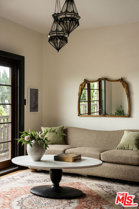 4918 Angeles Vista Boulevard