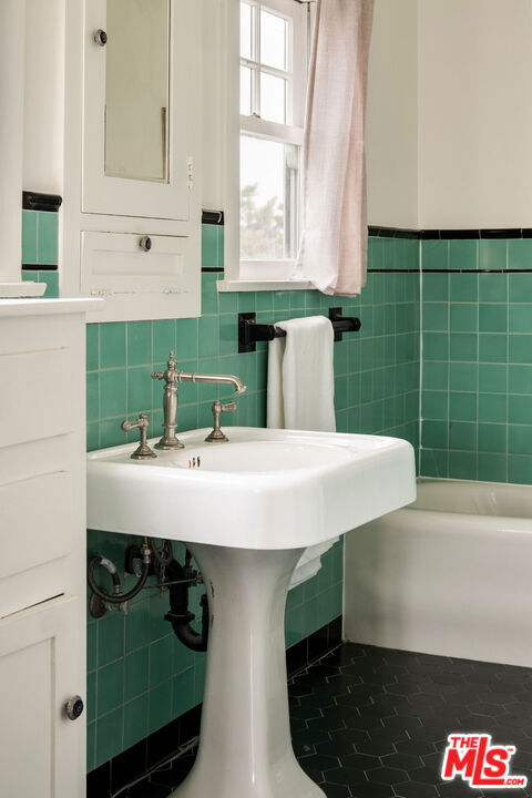 4918 Angeles Vista Boulevard