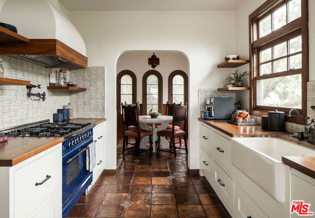 4918 Angeles Vista Boulevard