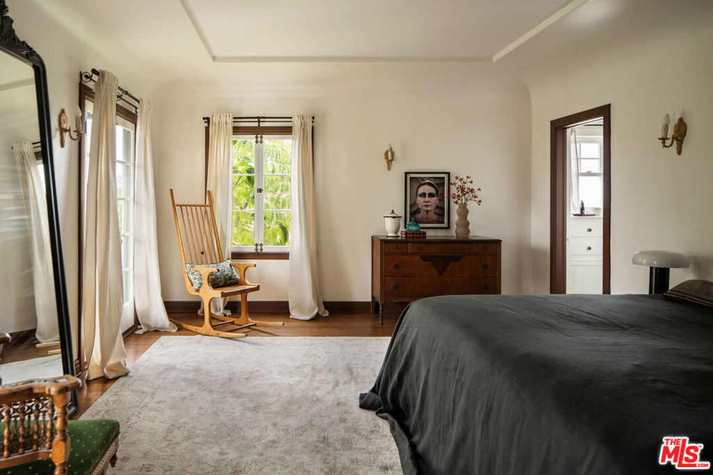 4918 Angeles Vista Boulevard