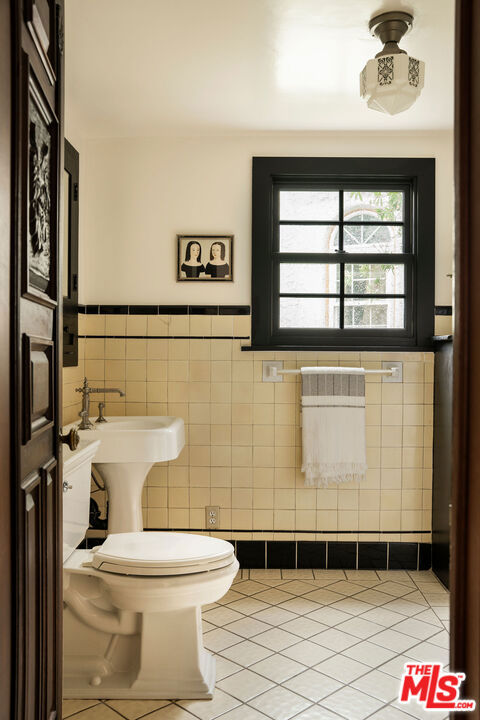 4918 Angeles Vista Boulevard