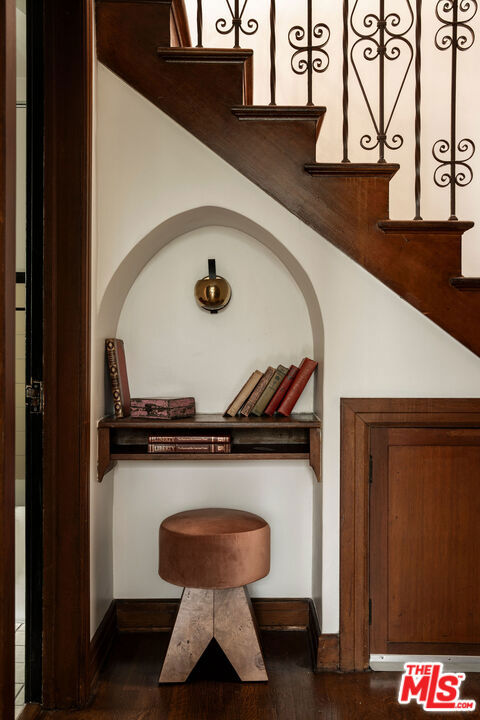 4918 Angeles Vista Boulevard