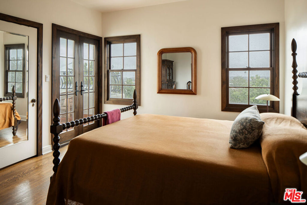 4918 Angeles Vista Boulevard