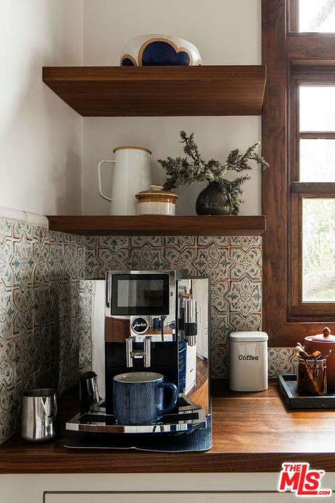 4918 Angeles Vista Boulevard