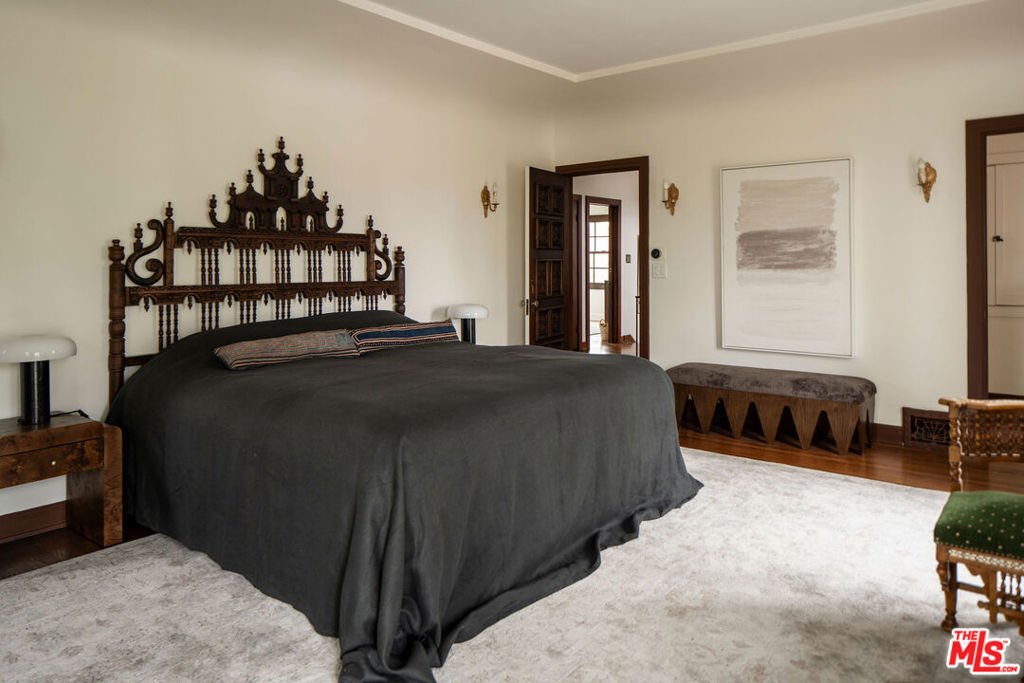 4918 Angeles Vista Boulevard