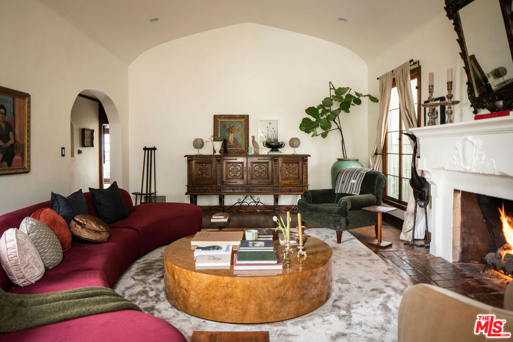 4918 Angeles Vista Boulevard