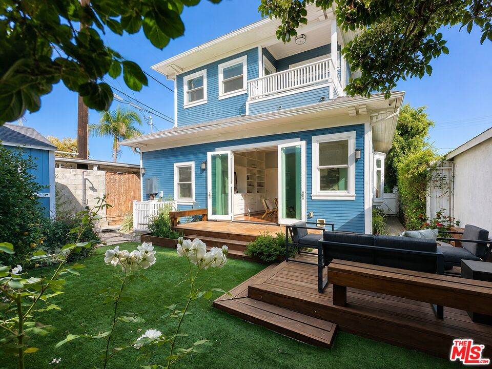 713 Bay St