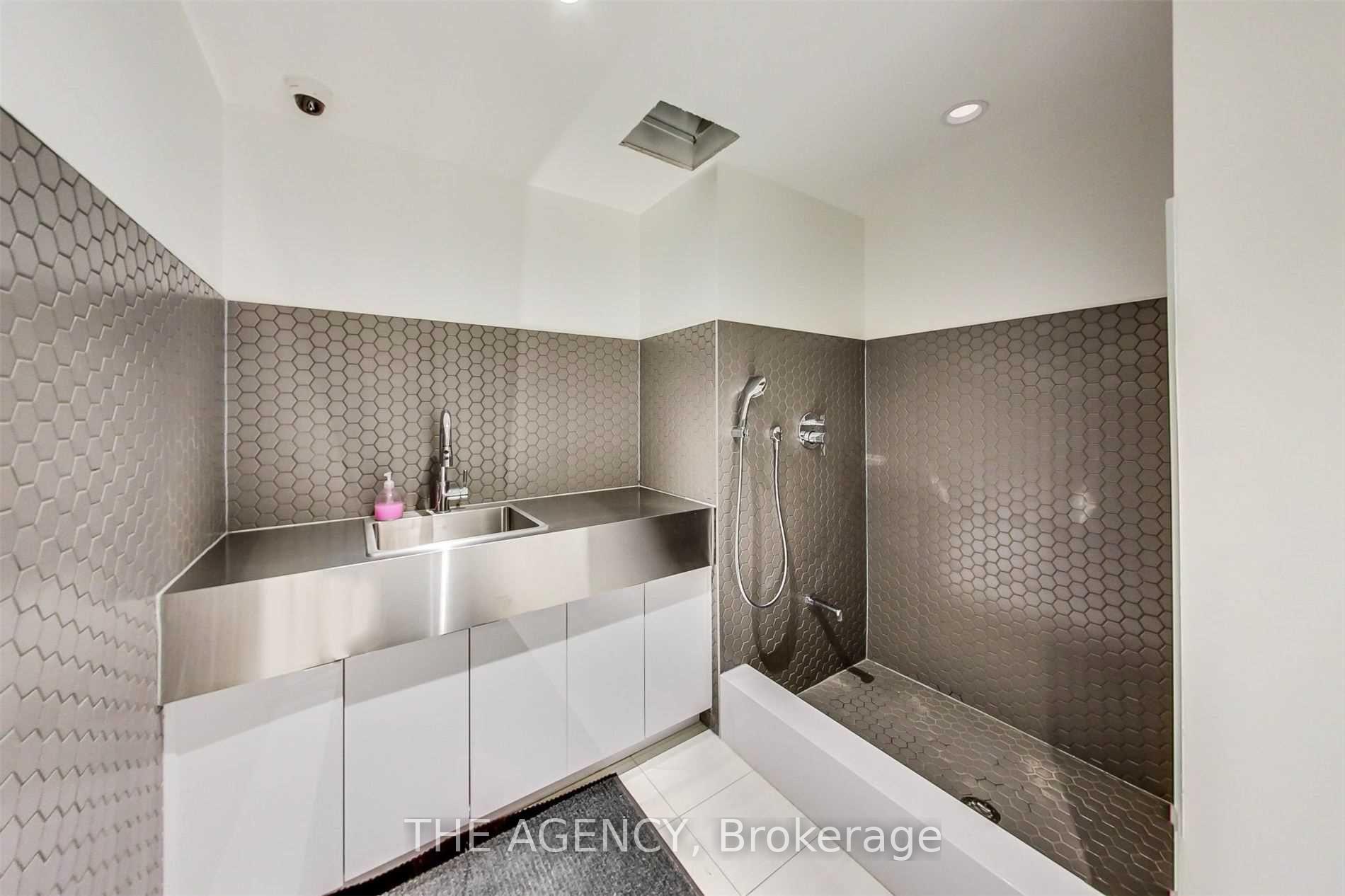 39 Roehampton Avenue 4506, Toronto Unit: 4506
