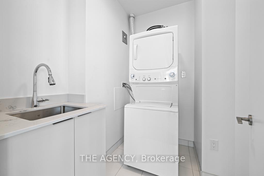 39 Roehampton Avenue 4506, Toronto Unit: 4506