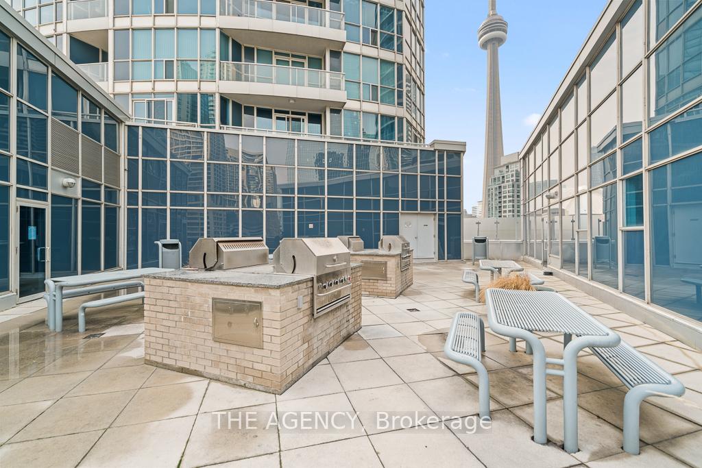 218 Queens Quay Boulevard W 2103, Toronto Unit: 2103