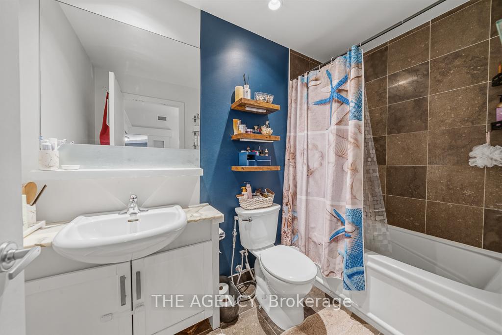 218 Queens Quay Boulevard W 2103, Toronto Unit: 2103