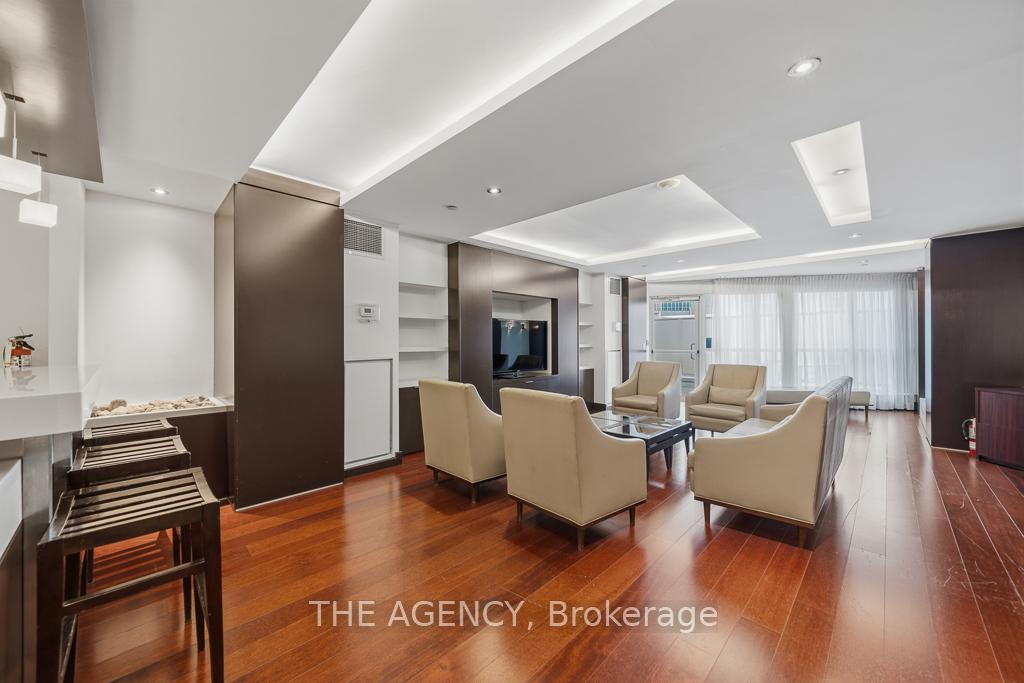 218 Queens Quay Boulevard W 2103, Toronto Unit: 2103