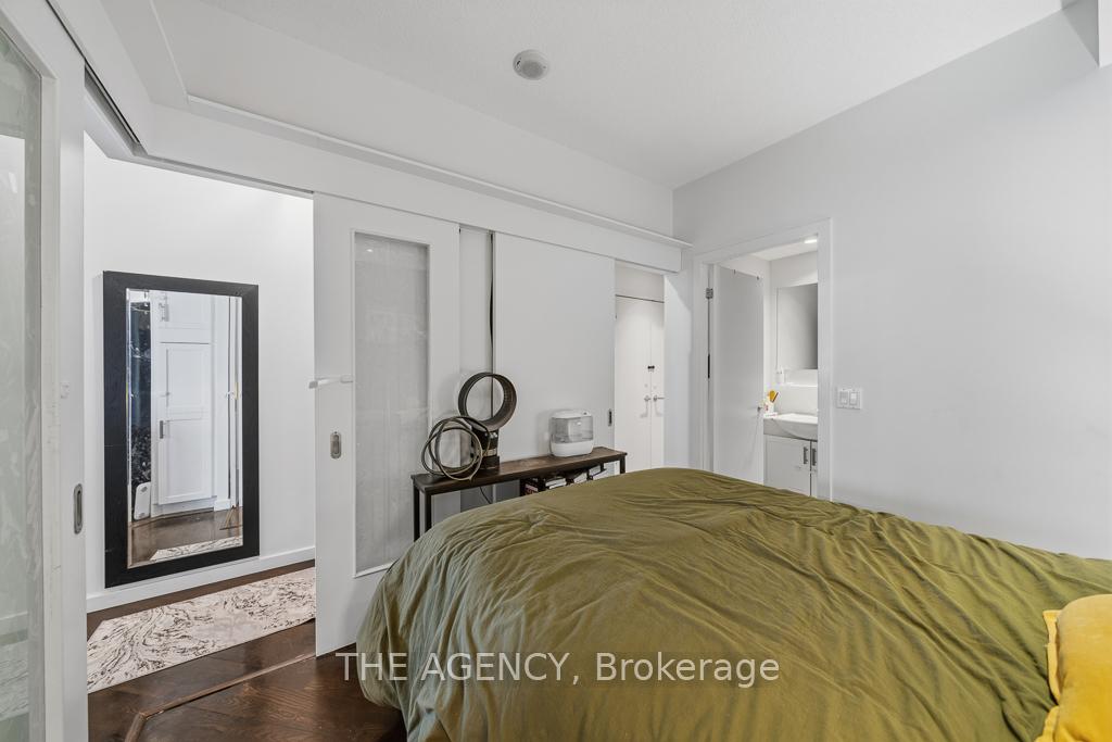 218 Queens Quay Boulevard W 2103, Toronto Unit: 2103
