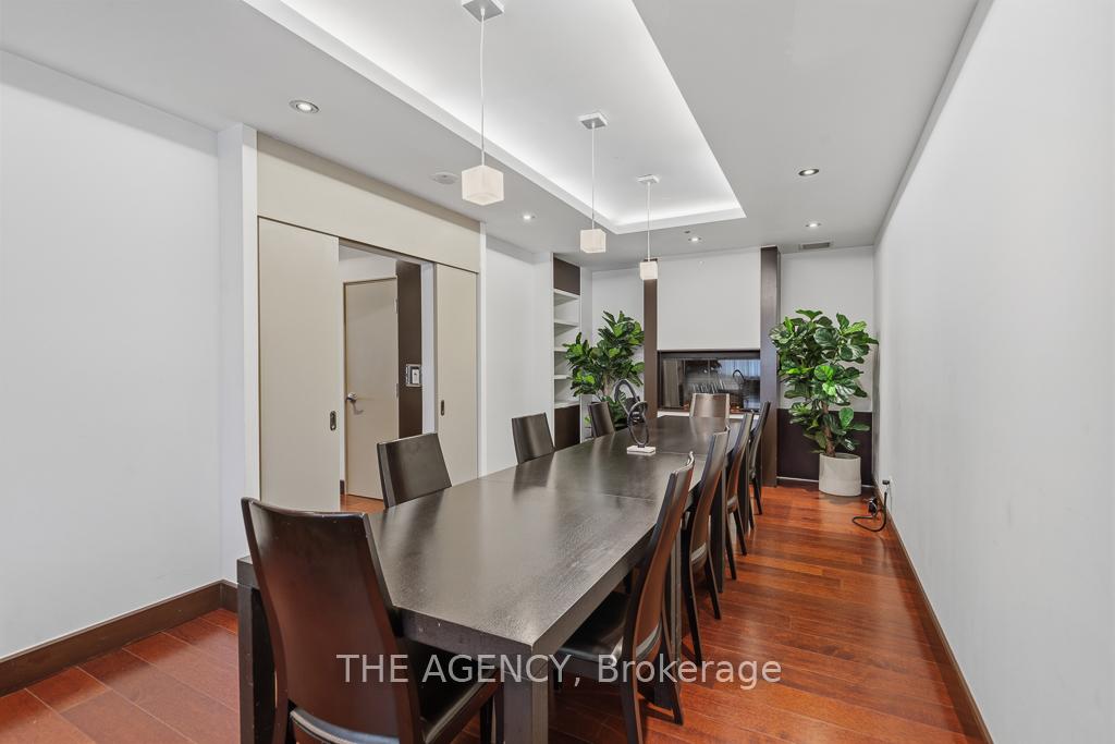 218 Queens Quay Boulevard W 2103, Toronto Unit: 2103