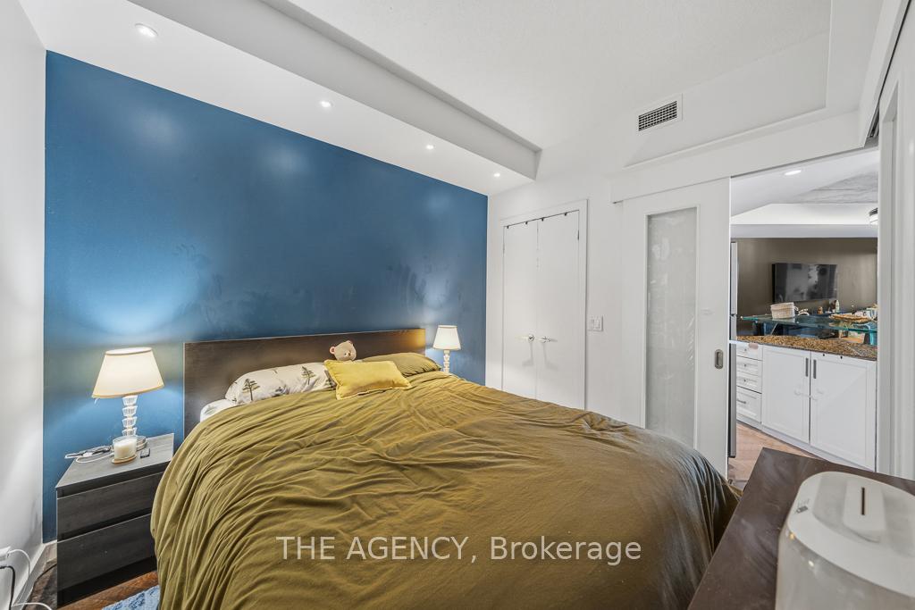 218 Queens Quay Boulevard W 2103, Toronto Unit: 2103