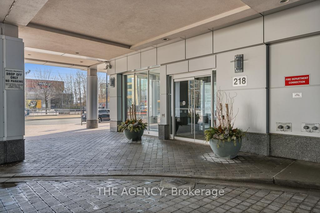 218 Queens Quay Boulevard W 2103, Toronto Unit: 2103