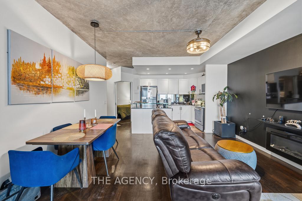 218 Queens Quay Boulevard W 2103, Toronto Unit: 2103