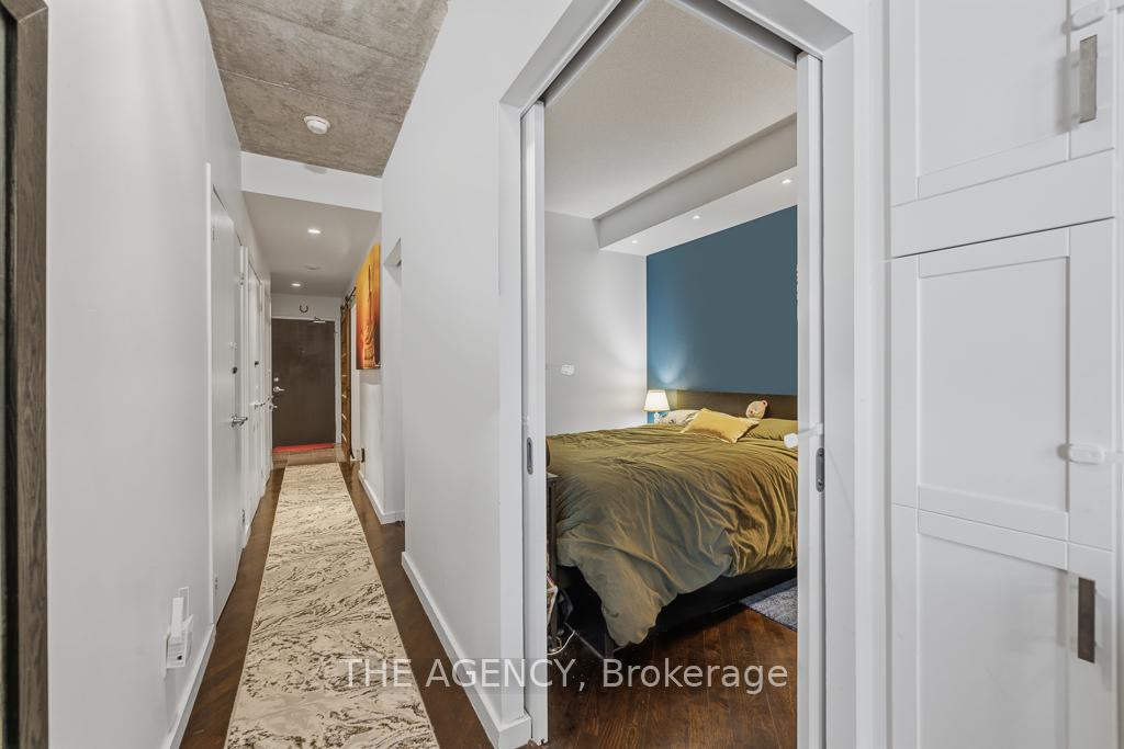 218 Queens Quay Boulevard W 2103, Toronto Unit: 2103