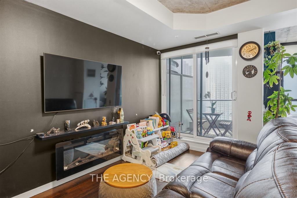 218 Queens Quay Boulevard W 2103, Toronto Unit: 2103