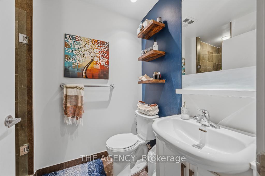 218 Queens Quay Boulevard W 2103, Toronto Unit: 2103