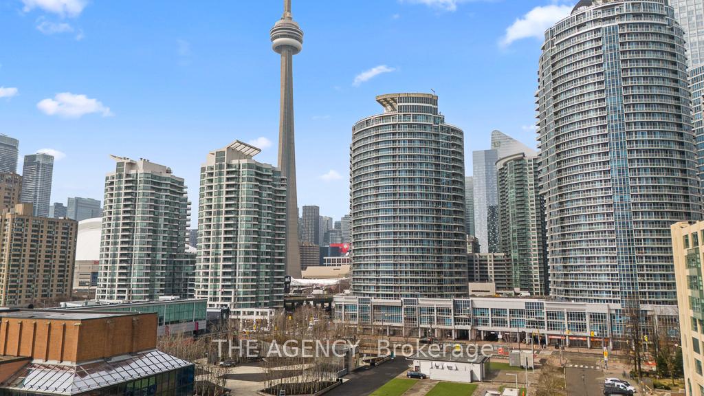 218 Queens Quay Boulevard W 2103, Toronto Unit: 2103