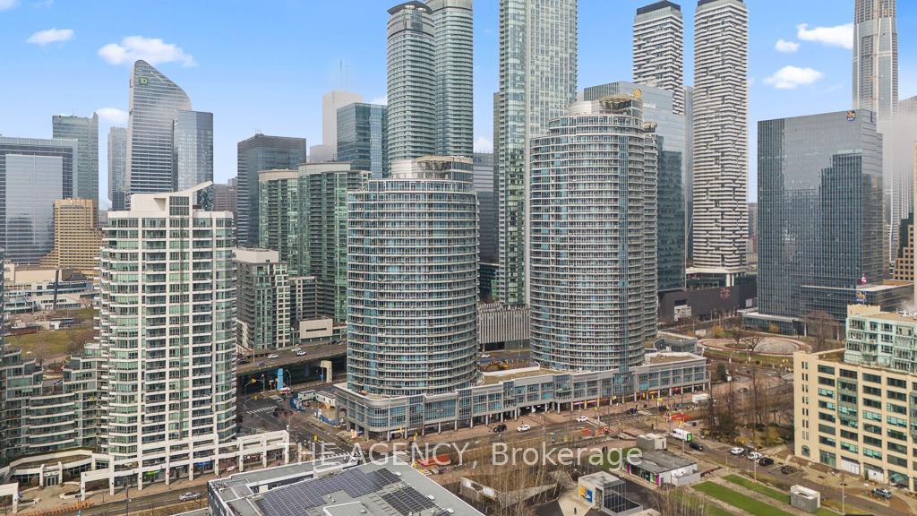 218 Queens Quay Boulevard W 2103, Toronto Unit: 2103