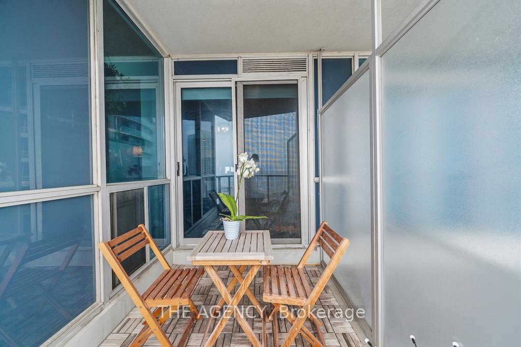 218 Queens Quay Boulevard W 2103, Toronto Unit: 2103