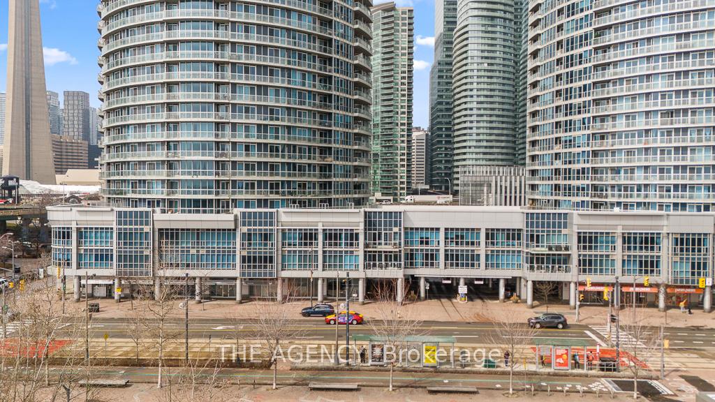 218 Queens Quay Boulevard W 2103, Toronto Unit: 2103