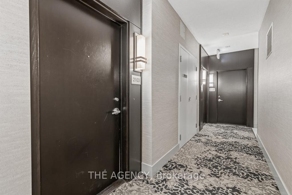 218 Queens Quay Boulevard W 2103, Toronto Unit: 2103