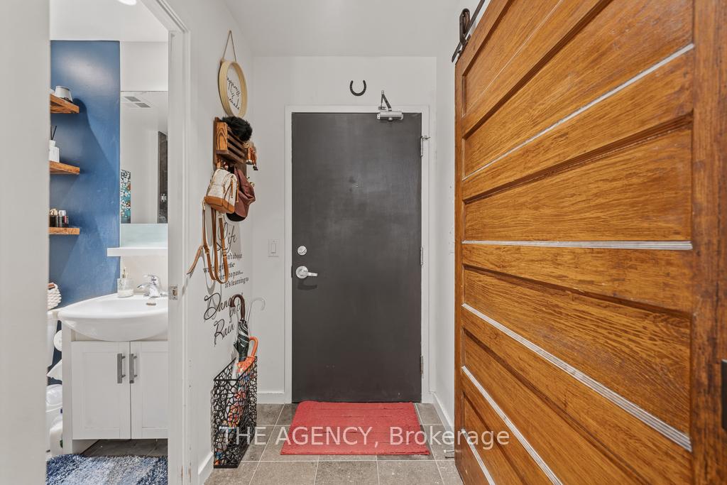 218 Queens Quay Boulevard W 2103, Toronto Unit: 2103