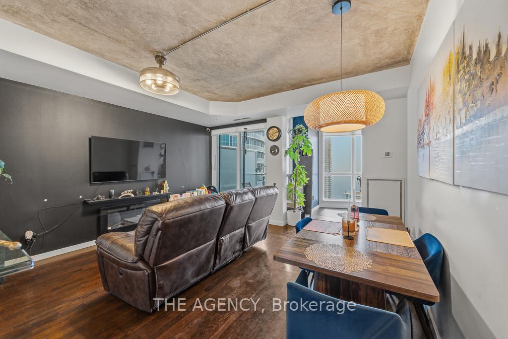 218 Queens Quay Boulevard W 2103, Toronto Unit: 2103