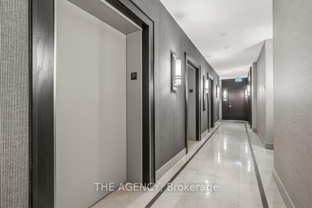 218 Queens Quay Boulevard W 2103, Toronto Unit: 2103