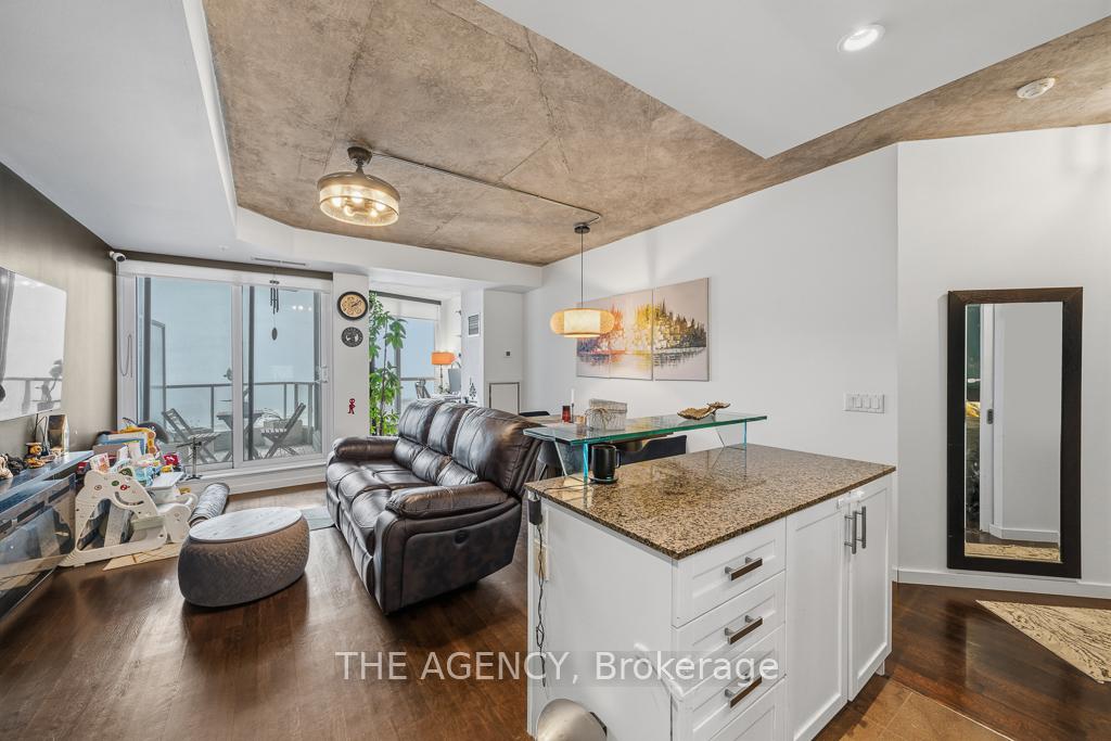 218 Queens Quay Boulevard W 2103, Toronto Unit: 2103