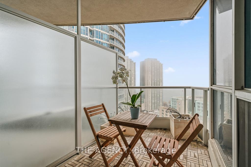218 Queens Quay Boulevard W 2103, Toronto Unit: 2103