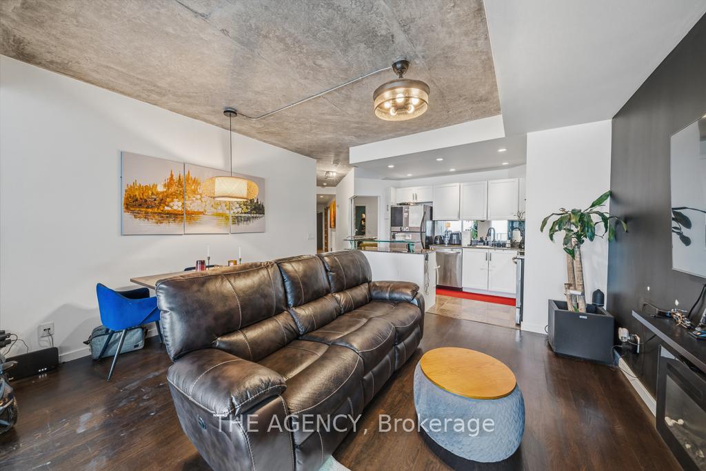 218 Queens Quay Boulevard W 2103, Toronto Unit: 2103