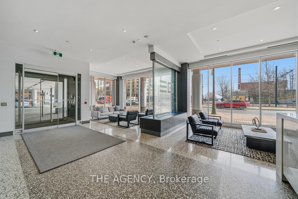 218 Queens Quay Boulevard W 2103, Toronto Unit: 2103