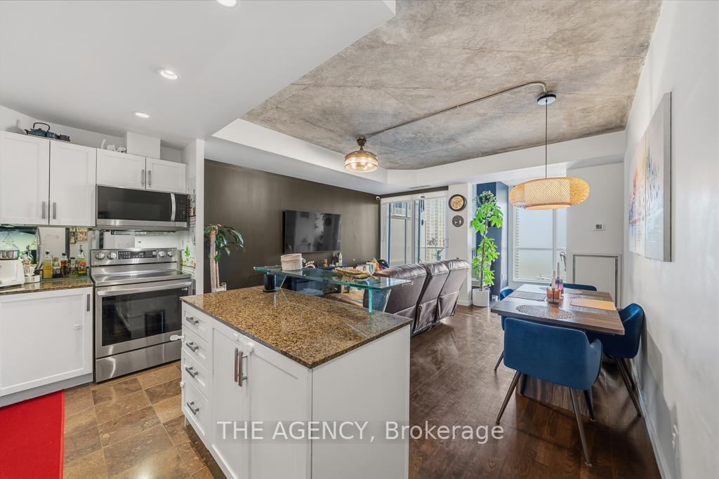 218 Queens Quay Boulevard W 2103, Toronto Unit: 2103