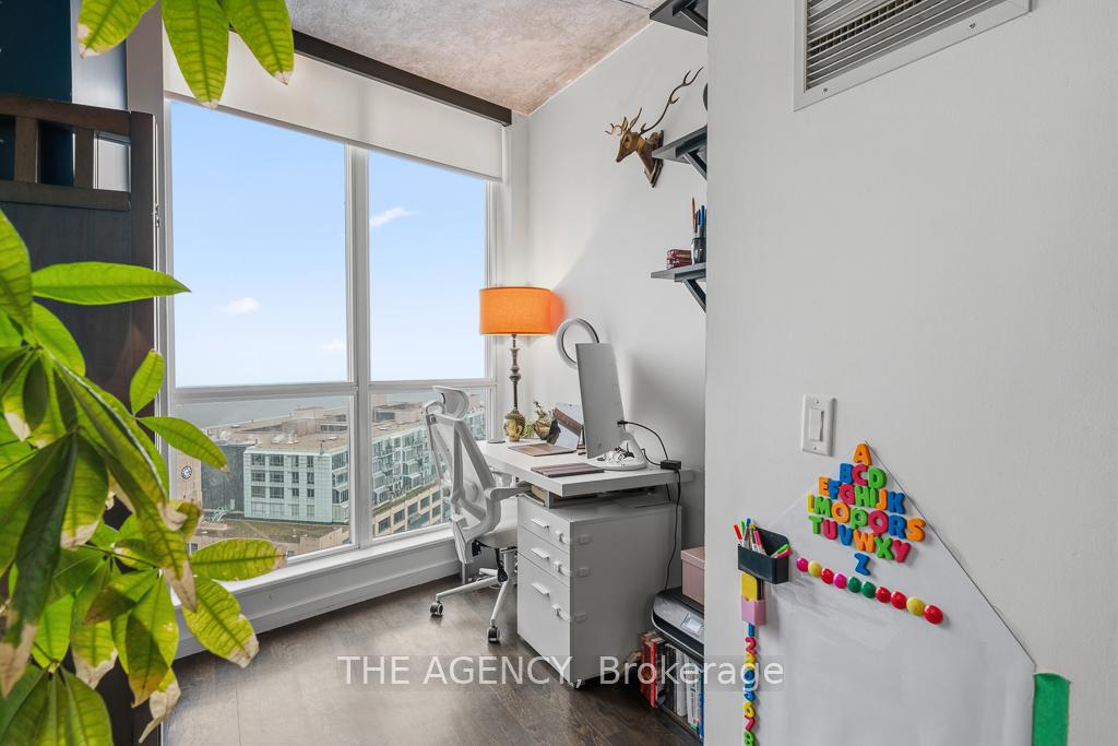 218 Queens Quay Boulevard W 2103, Toronto Unit: 2103