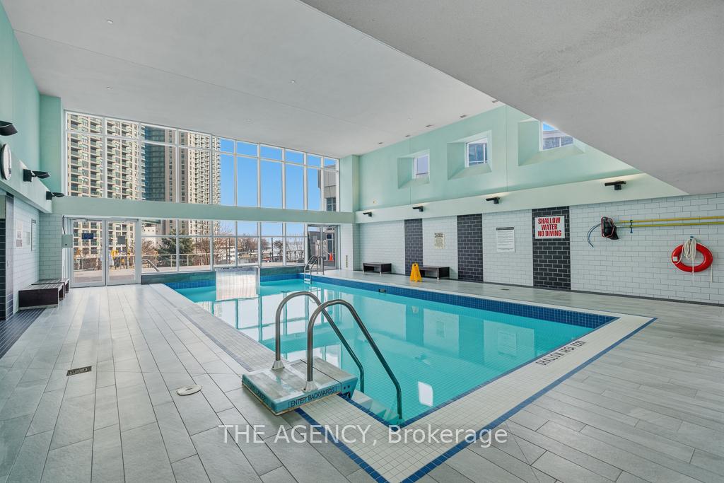 218 Queens Quay Boulevard W 2103, Toronto Unit: 2103