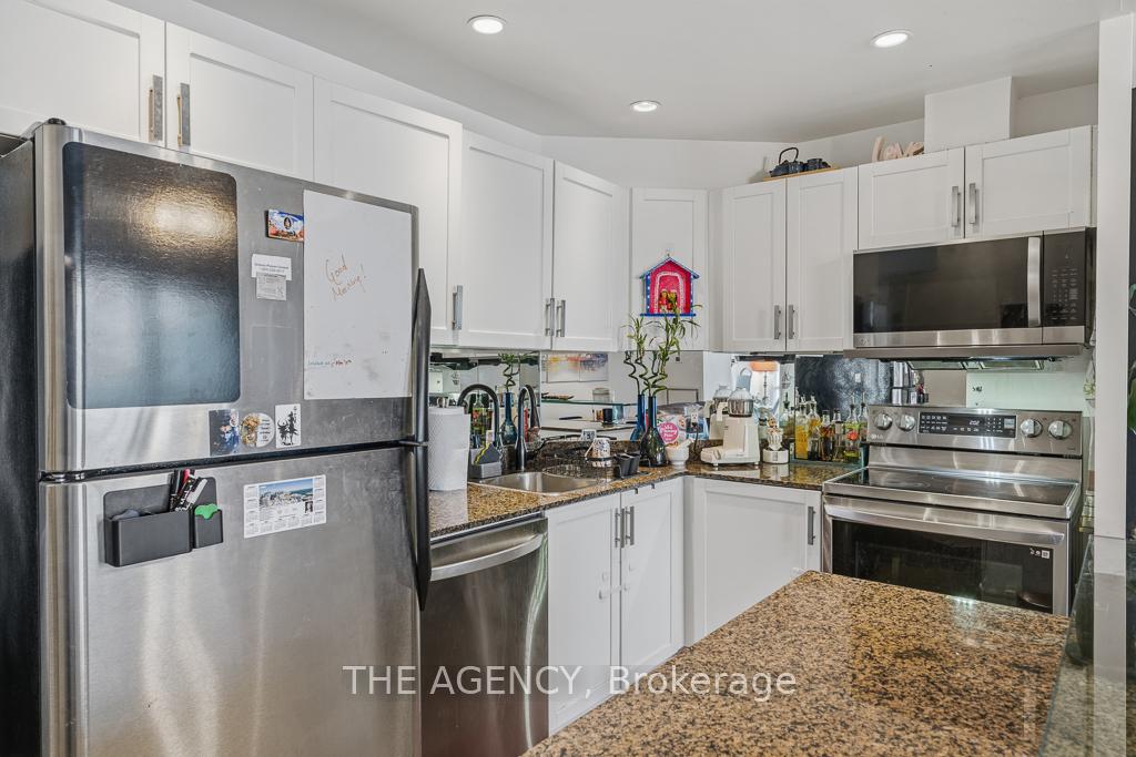 218 Queens Quay Boulevard W 2103, Toronto Unit: 2103