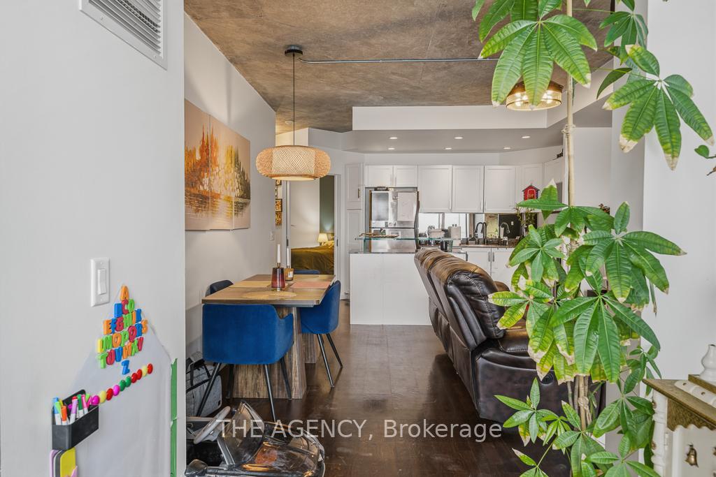 218 Queens Quay Boulevard W 2103, Toronto Unit: 2103