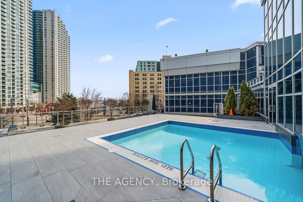 218 Queens Quay Boulevard W 2103, Toronto Unit: 2103