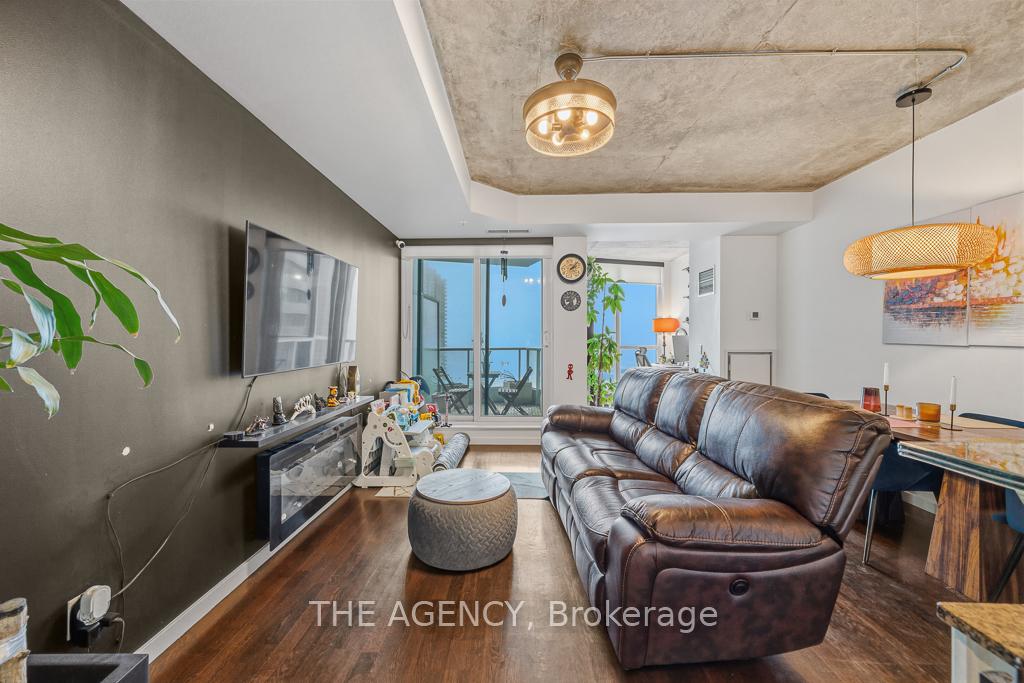 218 Queens Quay Boulevard W 2103, Toronto Unit: 2103