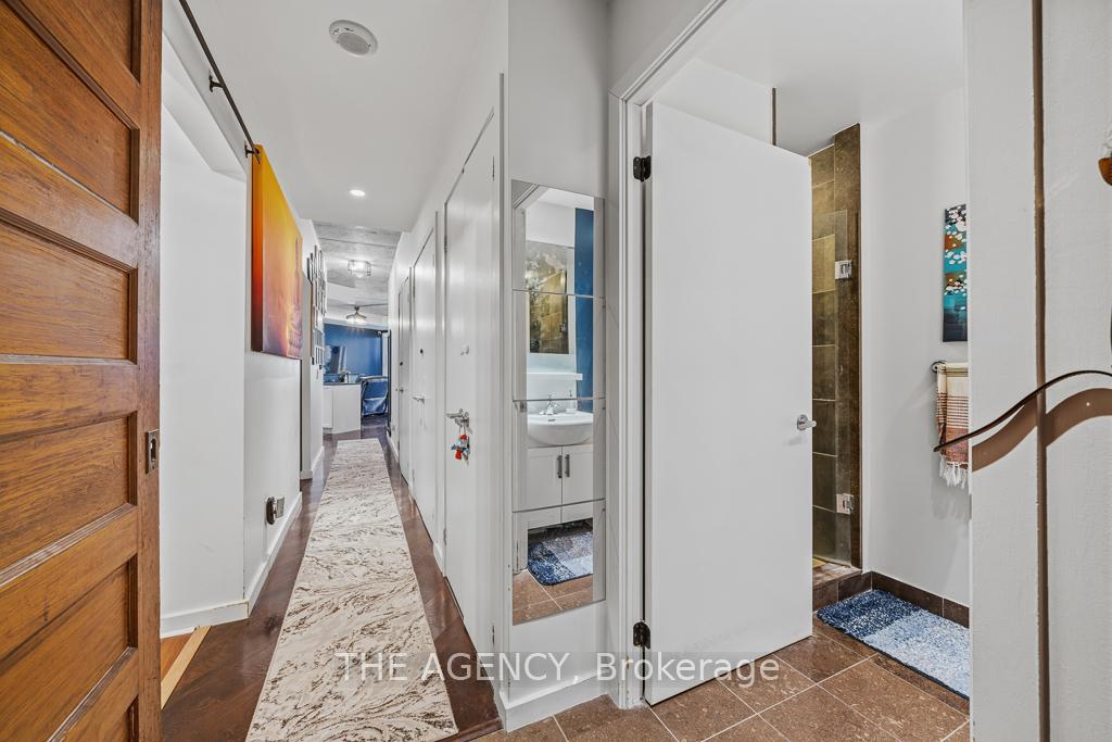 218 Queens Quay Boulevard W 2103, Toronto Unit: 2103