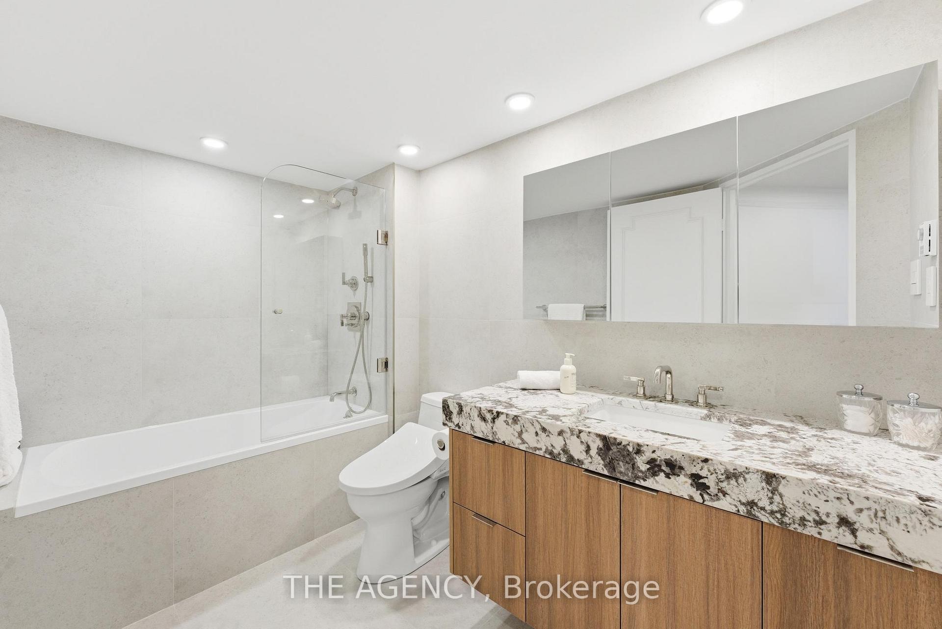900 Yonge Street 902