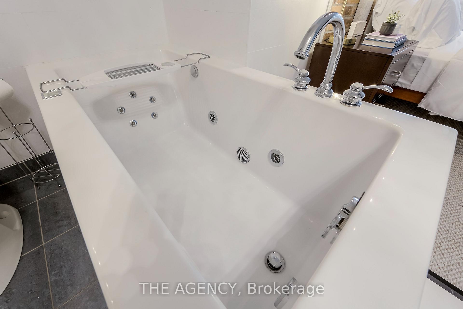219 Fort York Boulevard 208, Toronto Unit: 208