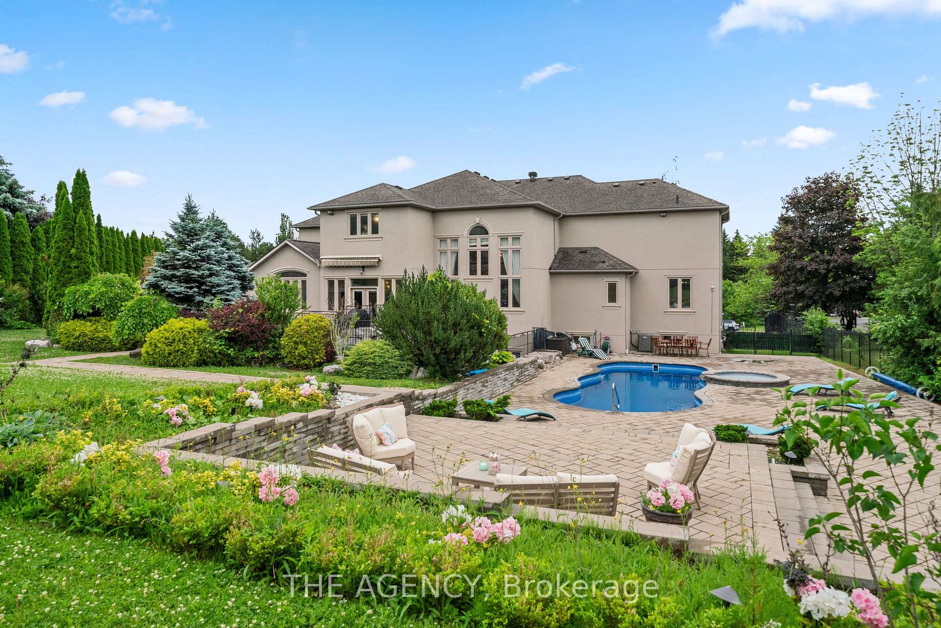 16 DEW DROP Court