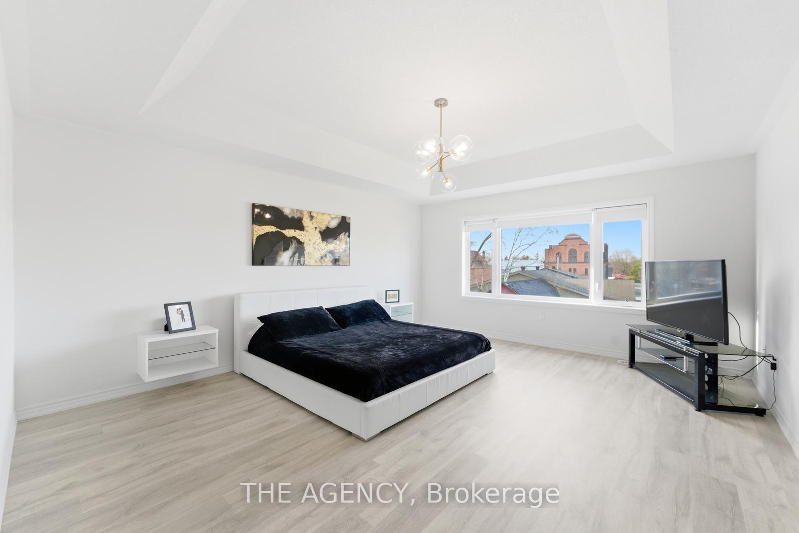 10 Maple Avenue W
