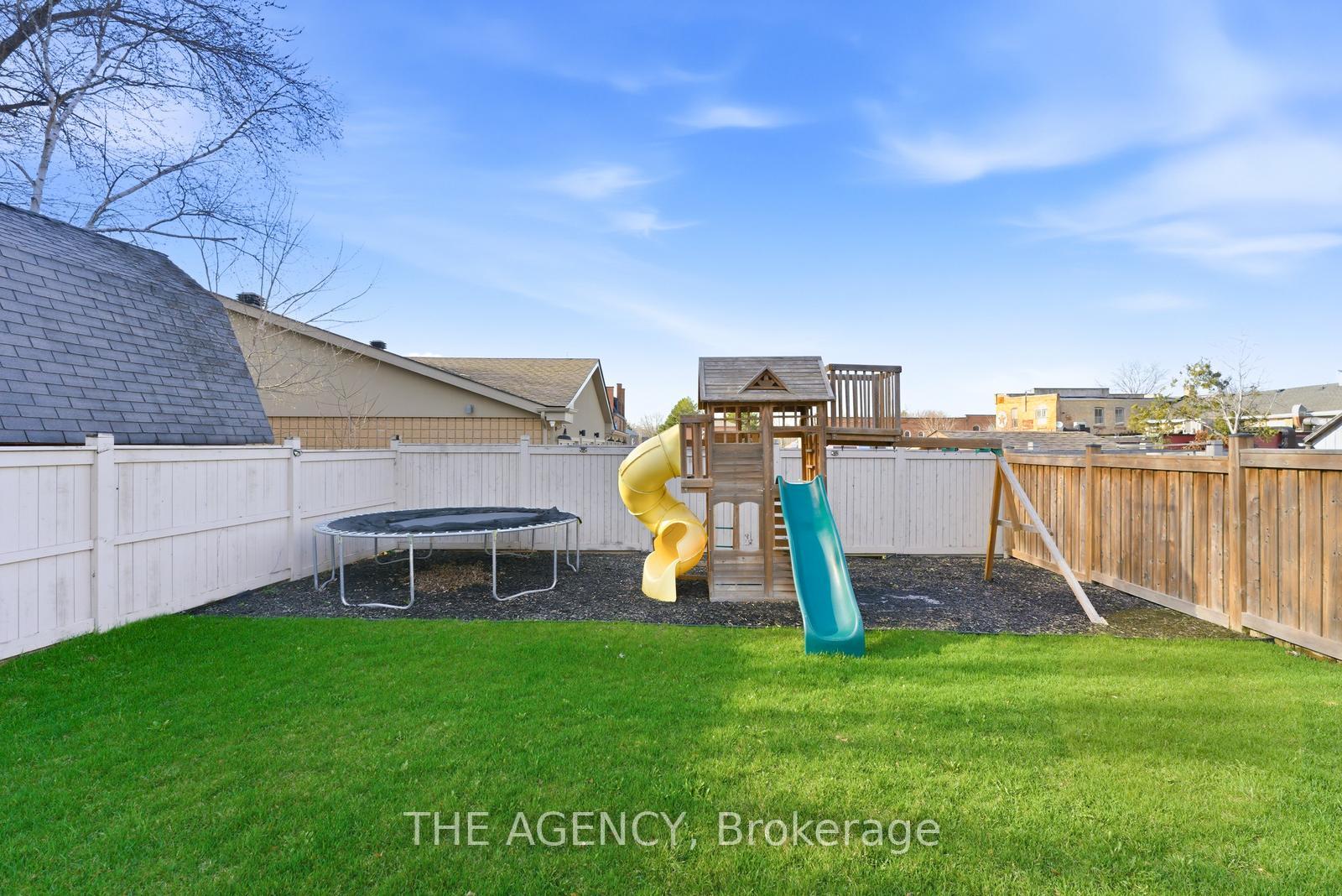 10 Maple Avenue W